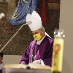 05.03.2021 Kielce. Nocna Droga Krzyżowa na Święty Krzyż. Msza w kościele Najświętszej Maryi Panny Matki Kościoła na Dąbrowie. Biskup Jan Piotrowski / Jarosław Kubalski / Radio Kielce