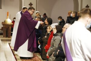 05.03.2021 Kielce. Nocna Droga Krzyżowa na Święty Krzyż. Msza w kościele Najświętszej Maryi Panny Matki Kościoła na Dąbrowie / Jarosław Kubalski / Radio Kielce