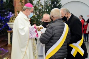 02.01.2022. Gorzyce. Diecezjalne spotkanie rodzin. Na zdjęciu (z lewej): Krzysztof Nitkiewicz - biskup sandomierski / ks. Grzegorz Słodkowski