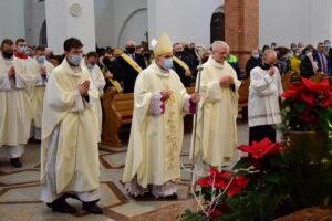 02.01.2022. Gorzyce. Diecezjalne spotkanie rodzin. Na zdjęciu (w środku): Krzysztof Nitkiewicz - biskup sandomierski / ks. Grzegorz Słodkowski