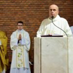 06.01.2022. Sandomierz. Święto Objawienia Pańskiego. Msza w kościele Podwyższenia Krzyża Świętego. Na zdjęciu (przy ambonie): ks. Stanisław Chmielewski - proboszcz parafii, z lewej: Krzysztof Nitkiewicz - biskup sandomierski / ks. Grzegorz Słodkowski