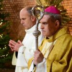 06.01.2022. Sandomierz. Święto Objawienia Pańskiego. Msza w kościele Podwyższenia Krzyża Świętego. Na zdjęciu (od lewej): ks. Stanisław Chmielewski - proboszcz parafii, Krzysztof Nitkiewicz - biskup sandomierski / ks. Grzegorz Słodkowski