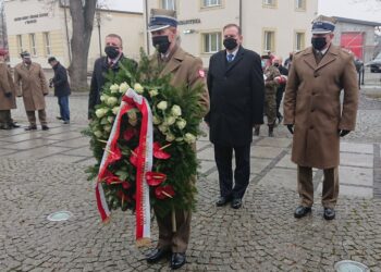 24.01.2021. Wąchock. Zakończenie centralnych obchodów 158. rocznicy wybuchu powstania styczniowego. Na zdjęciu (drugi z prawej): Jan Józef Kasprzyk - szef Urzędu do Spraw Kombatantów i Osób Represjonowanych / Anna Głąb / Radio Kielce