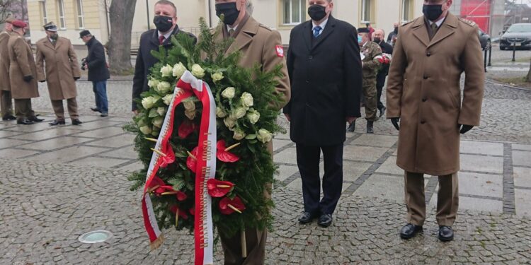 24.01.2021. Wąchock. Zakończenie centralnych obchodów 158. rocznicy wybuchu powstania styczniowego. Na zdjęciu (drugi z prawej): Jan Józef Kasprzyk - szef Urzędu do Spraw Kombatantów i Osób Represjonowanych / Anna Głąb / Radio Kielce