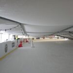 30.01.2021. Bałtów. Zawalona część dachu nad lodowiskiem / Anna Głąb / Radio Kielce