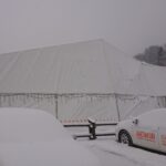 30.01.2021. Bałtów. Zawalona część dachu nad lodowiskiem / Anna Głąb / Radio Kielce