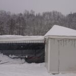 30.01.2021. Bałtów. Zawalona część dachu nad lodowiskiem / Anna Głąb / Radio Kielce