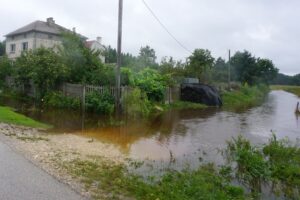 06.08.2021. Solec-Zdrój. Ulewne deszcze zalały ulice i pola / Marta Gajda / Radio Kielce