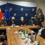 18.01.2022. Kielce. Urząd Marszałkowski. Podsumowanie akcji Murem za polskim mundurem. Na zdjęciu (od lewej): Jarosław Tokarczyk - zastępca komendanta Wojewódzkiego Policji w Kielcach, płk. Piotr Hąłys - dowódca 10. ŚBOT, Andrzej Bętkowski - marszałek województwa świętokrzyskiego, Renata Janik - wicemarszałek województwa świętokrzyskiego, Grzegorz Małkus - komendant OHP, Magdalena Fogiel-Litwinek - zastępca komendanta OHP / Marcin Marszałek / Radio Kielce