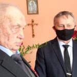 01.02.2021. Sobowice. 109 urodziny Leona Kalety. Na zdjęciu (od lewej): Leon Kaleta, Zbigniew Koniusz - wojewoda świętokrzyski / Ewa Pociejowska-Gawęda / Radio Kielce