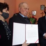 01.02.2021. Sobowice. 109 urodziny Leona Kalety. Na zdjęciu (od lewej): Beata Miernicka - wnuczka Leona Kalety, Leon Kaleta, Zbigniew Koniusz - wojewoda świętokrzyski / Ewa Pociejowska-Gawęda / Radio Kielce