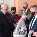 01.02.2021. Sobowice. 109 urodziny Leona Kalety. Na zdjęciu (od lewej): Krystyna Domagała - córka Leona Kalety, Leon Kaleta, Beata Miernicka - wnuczka Leona Kalety, płk Jarosław Molisak -  szef Wojewódzkiego Sztabu Wojskowego w Kielcach, Zbigniew Koniusz - wojewoda świętokrzyski / Ewa Pociejowska-Gawęda / Radio Kielce