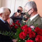 01.02.2021. Sobowice. 109 urodziny Leona Kalety. Na zdjęciu (od lewej): Leon Kaleta, płk Jarosław Molisak -  szef Wojewódzkiego Sztabu Wojskowego w Kielcach / Ewa Pociejowska-Gawęda / Radio Kielce