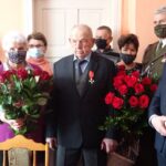 01.02.2021. Sobowice. 109 urodziny Leona Kalety. Na zdjęciu (od lewej): Andrzej  Dera - sekretarz stanu w Kancelarii Prezydenta RP, Bogusława - córka Leona Kalety, Krystyna Domagała - córka Leona Kalety, Leon Kaleta, Kazimierz Domagała - zięć Leona Kalety, Beata Miernicka - wnuczka Leona Kalety, płk Jarosław Molisak - szef Wojewódzkiego Sztabu Wojskowego w Kielcach, Zbigniew Koniusz - wojewoda świętokrzyski / Ewa Pociejowska-Gawęda / Radio Kielce