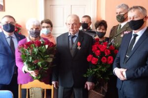 01.02.2021. Sobowice. 109 urodziny Leona Kalety. Na zdjęciu (od lewej): Andrzej Dera - sekretarz stanu w Kancelarii Prezydenta RP, Bogusława - córka Leona Kalety, Krystyna Domagała - córka Leona Kalety, Leon Kaleta, Kazimierz Domagała - zięć Leona Kalety, Beata Miernicka - wnuczka Leona Kalety, płk Jarosław Molisak - szef Wojewódzkiego Sztabu Wojskowego w Kielcach, Zbigniew Koniusz - wojewoda świętokrzyski / Ewa Pociejowska-Gawęda / Radio Kielce