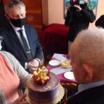 01.02.2021. Sobowice. 109 urodziny Leona Kalety. Na zdjęciu (od lewej): Krystyna Domagała - córka Leona Kalety, Zbigniew Koniusz - wojewoda świętokrzyski, Leon Kaleta / Ewa Pociejowska-Gawęda / Radio Kielce