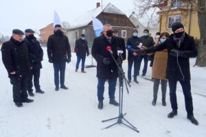 08.02.2021. Miechów. Podpisanie umowy z wykonawcą projektu i budowy odcinka drogi ekspresowej S7 prowadzącej od Krakowa do granicy z województwem świętokrzyskim. Na zdjęciu: Andrzej Adamczyk - minister infrastruktury, a z tyłu m.in. Jacek Kobyłka - starosta miechowski, Marek Szopa - wójt gminy Książ Wielki, Jacek Smółka - wicemarszałek województwa małopolskiego / Ewa Pociejowska-Gawęda / Radio Kielce