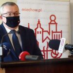 08.02.2021. Miechów. Podpisanie umowy z wykonawcą projektu i budowy odcinka drogi ekspresowej S7 prowadzącej od Krakowa do granicy z województwem świętokrzyskim. Na zdjęciu: Andrzej Adamczyk - minister infrastruktury / Ewa Pociejowska-Gawęda / Radio Kielce