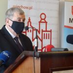 08.02.2021. Miechów. Podpisanie umowy z wykonawcą projektu i budowy odcinka drogi ekspresowej S7 prowadzącej od Krakowa do granicy z województwem świętokrzyskim. Na zdjęciu: Jacek Kobyłka - starosta miechowski / Ewa Pociejowska-Gawęda / Radio Kielce