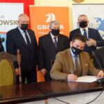 08.02.2021. Miechów. Podpisanie umowy z wykonawcą projektu i budowy odcinka drogi ekspresowej S7 prowadzącej od Krakowa do granicy z województwem świętokrzyskim. Na zdjęciu (u góry od lewej): Jacek Smółka - wicemarszałek województwa małopolskiego, Ryszard Pagacz - wicewojewoda małopolski, Jacek Kobyłka - starosta  miechowski, Andrzej Adamczyk - minister infrastruktury, na dole umowę podpisują (od lewej): Fait Buda - prezes firmy Fabe i przedstawiciel konsorcjum wykonawcy inwestycji oraz Tomasz Pałasiński - dyrektor krakowskiego oddziału GDDKiA / Ewa Pociejowska-Gawęda / Radio Kielce