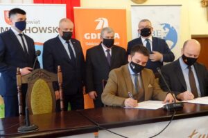 08.02.2021. Miechów. Podpisanie umowy z wykonawcą projektu i budowy odcinka drogi ekspresowej S7 prowadzącej od Krakowa do granicy z województwem świętokrzyskim. Na zdjęciu (u góry od lewej): Jacek Smółka - wicemarszałek województwa małopolskiego, Ryszard Pagacz - wicewojewoda małopolski, Jacek Kobyłka - starosta miechowski, Andrzej Adamczyk - minister infrastruktury, na dole umowę podpisują (od lewej): Fait Buda - prezes firmy Fabe i przedstawiciel konsorcjum wykonawcy inwestycji oraz Tomasz Pałasiński - dyrektor krakowskiego oddziału GDDKiA / Ewa Pociejowska-Gawęda / Radio Kielce