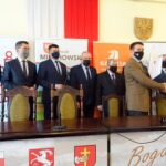 08.02.2021. Miechów. Podpisanie umowy z wykonawcą projektu i budowy odcinka drogi ekspresowej S7 prowadzącej od Krakowa do granicy z województwem świętokrzyskim. Na zdjęciu (od lewej): Rafał Pawlik - członek zarządu powiatu, Dariusz Marczewski - burmistrz Miechowa, Jacek Smółka - wicemarszałek województwa małopolskiego, Ryszard Pagacz - wicewojewoda małopolski, Jacek Kobyłka - starosta miechowski, Fait Buda - prezes firmy Fabe i przedstawiciel konsorcjum wykonawcy inwestycji, Tomasz Pałasiński - dyrektor krakowskiego oddziału GDDKiA / Ewa Pociejowska-Gawęda / Radio Kielce