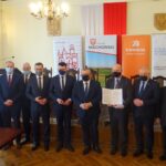 08.02.2021. Miechów. Podpisanie umowy z wykonawcą projektu i budowy odcinka drogi ekspresowej S7 prowadzącej od Krakowa do granicy z województwem świętokrzyskim. Na zdjęciu (od lewej): Mirosław Dróżdż -  rady sejmiku województwa małopolskiego, Piotr Grządziel - członek zarządu powiatu miechowskiego, Rafał Pawlik - członek zarządu powiatu, Marek Szopa - wójt gminy Książ Wielki, Dariusz Marczewski - burmistrz Miechowa, Jacek Smółka - wicemarszałek województwa małopolskiego, Andrzej Adamczyk - minister infrastruktury, Tomasz Pałasiński - dyrektor krakowskiego oddziału GDDKiA, Ryszard Pagacz - wicewojewoda małopolski, Jacek Kobyłka - starosta miechowski, Fait Buda - prezes firmy Fabe i przedstawiciel konsorcjum wykonawcy inwestycji / Ewa Pociejowska-Gawęda / Radio Kielce