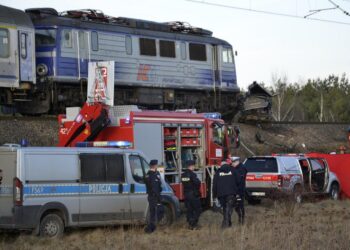 Samochód wjechał pod pociąg na przejeździe kolejowym koło Kutna / Piotr Krysztofiak / Radio Łódź