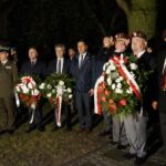 01.09.2021. Kielce. Uroczystości z okazji rocznicy wybuchu II wojny światowej. Na zdjęciu (w środku): Rafał Nowak - wicewojewoda świętokrzyski, Krzysztof Słoń - senator PiS i Jarosław Karyś - przewodniczący Rady Miasta Kielce / Kamil Król / Radio Kielce