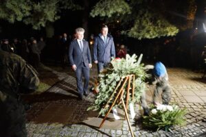 01.09.2021. Kielce. Uroczystości z okazji rocznicy wybuchu II wojny światowej. Na zdjęciu (od lewej): Krzysztof Słoń - senator PiS i Jarosław Karyś - przewodniczący Rady Miasta Kielce / Kamil Król / Radio Kielce