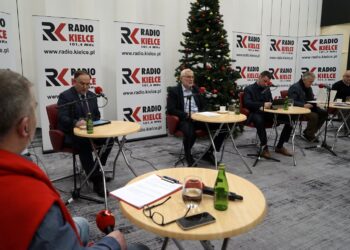 19.12.2021. Kielce. Studio Polityczne Radia Kielce. Na zdjęciu (od lewej): Radosław Podsiadły - Radio Kielce, Marek Kwitek - PiS, Lucjan Pietrzczyk - PO, Dawid Lewicki - Konfederacja, Czesław Siekierski - PSL, Jacek Skórski - Nowa Lewica / Kamil Król / Radio Kielce