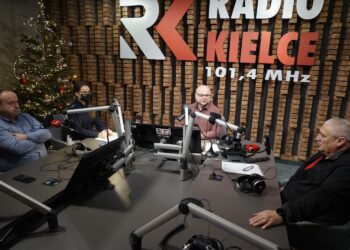 03.01.2022. Radio Kielce. Punkty Widzenia. Na zdjęciu (od lewej): Artur Pluta - instruktor jazdy, mł. asp. Joanna Żelezik - Wydział Ruchu Drogowego Komendy Wojewódzkiej Policji w Kielcach, Rafał Szymczyk - Radio Kielce, Dariusz Kałwa - prezes Polskiego Związku Motorowego w Kielcach / Sebastian Kalwat / Radio Kielce