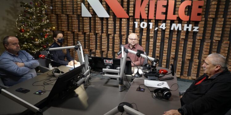 03.01.2022. Radio Kielce. Punkty Widzenia. Na zdjęciu (od lewej): Artur Pluta - instruktor jazdy, mł. asp. Joanna Żelezik - Wydział Ruchu Drogowego Komendy Wojewódzkiej Policji w Kielcach, Rafał Szymczyk - Radio Kielce, Dariusz Kałwa - prezes Polskiego Związku Motorowego w Kielcach / Sebastian Kalwat / Radio Kielce