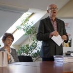 11.01.2022. Kielce. Uroczystość wręczenia Teresie Rak, wdowie po Stanisławie Raku, okolicznościowej monety wydanej przez NBP. Na zdjęciu: Teresa Rak - wdowa po Stanisławie Raku i Waldemar Bartosz - przewodniczący świętokrzyskiej „Solidarności” / Robert Felczak / Radio Kielce