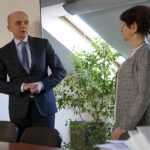 11.01.2022. Kielce. Uroczystość wręczenia Teresie Rak, wdowie po Stanisławie Raku, okolicznościowej monety wydanej przez NBP. Na zdjęciu: Teresa Rak - wdowa po Stanisławie Raku i Krzysztof Szczerba - zastępca dyrektora NBP w Kielcach / Robert Felczak / Radio Kielce