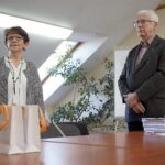 11.01.2022. Kielce. Uroczystość wręczenia Teresie Rak, wdowie po Stanisławie Raku, okolicznościowej monety wydanej przez NBP. Na zdjęciu: Teresa Rak - wdowa po Stanisławie Raku i Waldemar Bartosz - przewodniczący świętokrzyskiej „Solidarności” / Robert Felczak / Radio Kielce