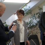 11.01.2022. Kielce. Uroczystość wręczenia Teresie Rak, wdowie po Stanisławie Raku, okolicznościowej monety wydanej przez NBP. Na zdjęciu (od lewej): Krzysztof Szczerba - zastępca dyrektora NBP w Kielcach, Teresa Rak - wdowa po Stanisławie Raku i Waldemar Bartosz - przewodniczący świętokrzyskiej „Solidarności” / Robert Felczak / Radio Kielce