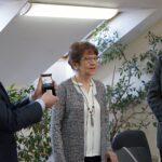 11.01.2022. Kielce. Uroczystość wręczenia Teresie Rak, wdowie po Stanisławie Raku, okolicznościowej monety wydanej przez NBP. Na zdjęciu (od lewej): Krzysztof Szczerba - zastępca dyrektora NBP w Kielcach, Teresa Rak - wdowa po Stanisławie Raku i Waldemar Bartosz - przewodniczący świętokrzyskiej „Solidarności” / Robert Felczak / Radio Kielce