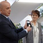 11.01.2022. Kielce. Uroczystość wręczenia Teresie Rak, wdowie po Stanisławie Raku, okolicznościowej monety wydanej przez NBP. Na zdjęciu: Teresa Rak - wdowa po Stanisławie Raku i Krzysztof Szczerba - zastępca dyrektora NBP w Kielcach / Robert Felczak / Radio Kielce