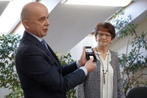 11.01.2022. Kielce. Uroczystość wręczenia Teresie Rak, wdowie po Stanisławie Raku, okolicznościowej monety wydanej przez NBP. Na zdjęciu: Teresa Rak - wdowa po Stanisławie Raku i Krzysztof Szczerba - zastępca dyrektora NBP w Kielcach / Robert Felczak / Radio Kielce