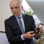 11.01.2022. Kielce. Uroczystość wręczenia Teresie Rak, wdowie po Stanisławie Raku, okolicznościowej monety wydanej przez NBP. Na zdjęciu: Krzysztof Szczerba - zastępca dyrektora NBP w Kielcach / Robert Felczak / Radio Kielce