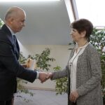 11.01.2022. Kielce. Uroczystość wręczenia Teresie Rak, wdowie po Stanisławie Raku, okolicznościowej monety wydanej przez NBP. Na zdjęciu: Teresa Rak - wdowa po Stanisławie Raku i Krzysztof Szczerba - zastępca dyrektora NBP w Kielcach / Robert Felczak / Radio Kielce