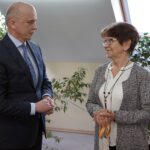 11.01.2022. Kielce. Uroczystość wręczenia Teresie Rak, wdowie po Stanisławie Raku, okolicznościowej monety wydanej przez NBP. Na zdjęciu: Teresa Rak - wdowa po Stanisławie Raku i Krzysztof Szczerba - zastępca dyrektora NBP w Kielcach / Robert Felczak / Radio Kielce