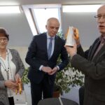 11.01.2022. Kielce. Uroczystość wręczenia Teresie Rak, wdowie po Stanisławie Raku, okolicznościowej monety wydanej przez NBP. Na zdjęciu (od lewej): Teresa Rak - wdowa po Stanisławie Raku, Krzysztof Szczerba - zastępca dyrektora NBP w Kielcach i Waldemar Bartosz - przewodniczący świętokrzyskiej „Solidarności” / Robert Felczak / Radio Kielce