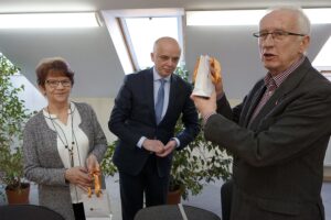 11.01.2022. Kielce. Uroczystość wręczenia Teresie Rak, wdowie po Stanisławie Raku, okolicznościowej monety wydanej przez NBP. Na zdjęciu (od lewej): Teresa Rak - wdowa po Stanisławie Raku, Krzysztof Szczerba - zastępca dyrektora NBP w Kielcach i Waldemar Bartosz - przewodniczący świętokrzyskiej „Solidarności” / Robert Felczak / Radio Kielce