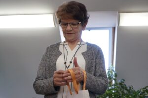 11.01.2022. Kielce. Uroczystość wręczenia Teresie Rak, wdowie po Stanisławie Raku, okolicznościowej monety wydanej przez NBP. Na zdjęciu: Teresa Rak - wdowa po Stanisławie Raku / Robert Felczak / Radio Kielce