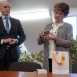 11.01.2022. Kielce. Uroczystość wręczenia Teresie Rak, wdowie po Stanisławie Raku, okolicznościowej monety wydanej przez NBP. Na zdjęciu: Teresa Rak - wdowa po Stanisławie Raku i Krzysztof Szczerba - zastępca dyrektora NBP w Kielcach / Robert Felczak / Radio Kielce