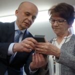 11.01.2022. Kielce. Uroczystość wręczenia Teresie Rak, wdowie po Stanisławie Raku, okolicznościowej monety wydanej przez NBP. Na zdjęciu: Teresa Rak - wdowa po Stanisławie Raku i Krzysztof Szczerba - zastępca dyrektora NBP w Kielcach / Robert Felczak / Radio Kielce