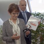 11.01.2022. Kielce. Uroczystość wręczenia Teresie Rak, wdowie po Stanisławie Raku, okolicznościowej monety wydanej przez NBP. Na zdjęciu: Teresa Rak - wdowa po Stanisławie Raku i Krzysztof Szczerba - zastępca dyrektora NBP w Kielcach / Robert Felczak / Radio Kielce