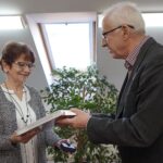 11.01.2022. Kielce. Uroczystość wręczenia Teresie Rak, wdowie po Stanisławie Raku, okolicznościowej monety wydanej przez NBP. Na zdjęciu: Teresa Rak - wdowa po Stanisławie Raku i Waldemar Bartosz - przewodniczący świętokrzyskiej „Solidarności” / Robert Felczak / Radio Kielce